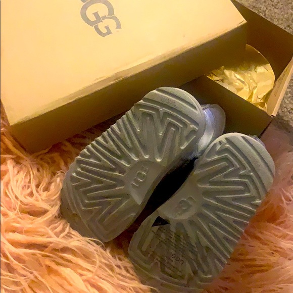 Toodler uggs - Picture 5 of 6